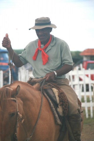 schwarzer Gaucho mit Pferd